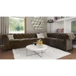 Kotna sedežna garnitura FIJI . Kotna sedežna garnitura FIJI je moderna in kvalitetno izdelana iz vrhunskih materialov ter oblazinjena z blagom. Vzmetena