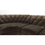 Kotna sedežna garnitura FIJI . Kotna sedežna garnitura FIJI je moderna in kvalitetno izdelana iz vrhunskih materialov ter oblazinjena z blagom. Vzmetena