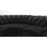 Kotna sedežna garnitura FIJI - črno blago . Kotna sedežna garnitura FIJI je moderna in kvalitetno izdelana iz vrhunskih materialov ter oblazinjena z blagom.