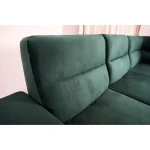 Kotna sedežna garnitura KASANDRA . Kotna sedežna garnitura KASANDRA je sodobnega izgleda. S svojo mehko in gladko tkanino daje prefinjen ter eleganten videz.