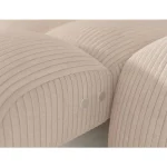 Kotna sedežna garnitura KLER . Kotna sedežna garnitura KLER je modernega dizajna. S svojim elegantnim videzom se bo podala v vsak prostor. Sedežna je