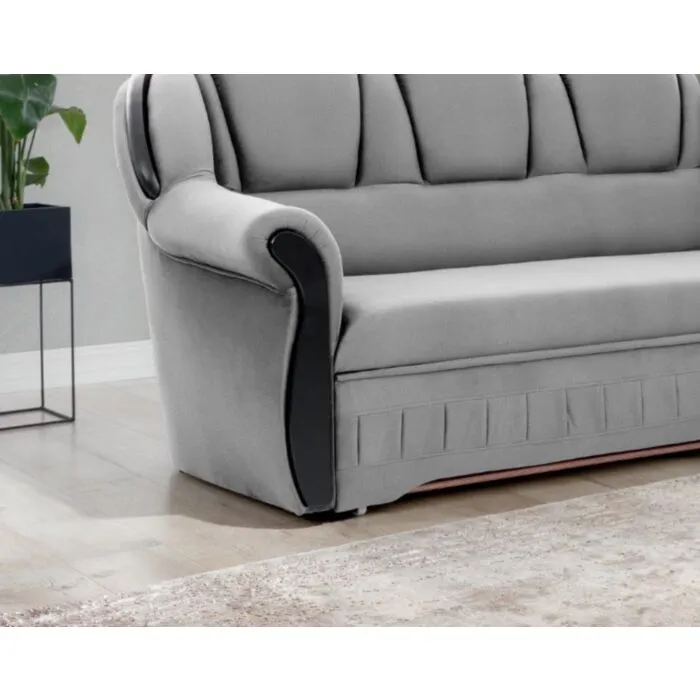 Kotna sedežna garnitura LOLA Kotna sedežna garnitura LOLA . Kotna sedežna garnitura LOLA je izdelana iz kvalitetnega blaga. Je zelo praktična saj vsebuje zaboj za shranjevanje ter se