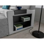 Kotna sedežna garnitura MARCO 2 . Kotna sedežna garnitura MARCO 2 je prostorna ter praktična. Vsebuje dva zaboja za shranjevanje ter poličke. Sedežna se