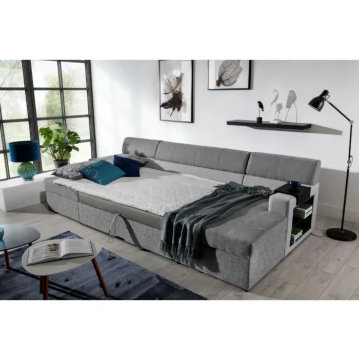 Kotna sedežna garnitura MARCO 3 Kotna sedežna garnitura MARCO 3 . Kotna sedežna garnitura MARCO 3 je prostorna ter praktična. Vsebuje dva zaboja za shranjevanje ter poličke. Sedežna se