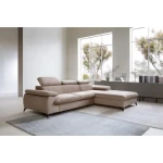 Kotna sedežna garnitura MIRANDA je sodobnega in modernega dizajna, ki bo ustrezal vsakemu dnevnemu prostoru. Zaradi svoje nežne in gladke tkanine, se boste