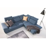 Kotna sedežna garnitura OLDA . Kotna sedežna garnitura OLDA je sodoben kos pohištva z izvirnim dizajnom. Vsebuje zaboj za shranjevanje posteljnine,