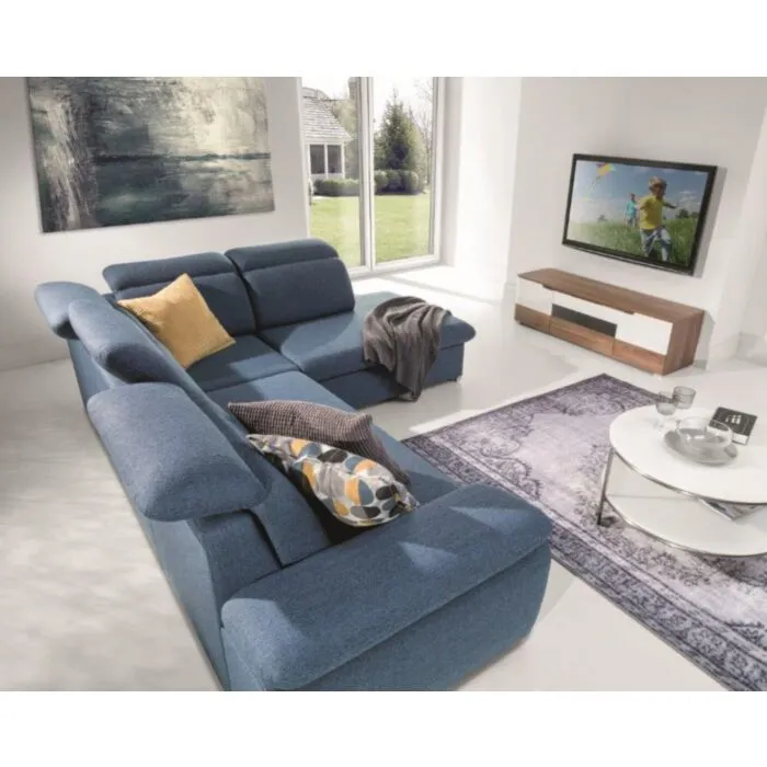 Kotna sedežna garnitura OLDA Kotna sedežna garnitura OLDA . Kotna sedežna garnitura OLDA je sodoben kos pohištva z izvirnim dizajnom. Vsebuje zaboj za shranjevanje posteljnine,