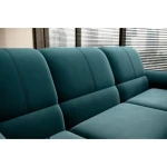 Kotna sedežna garnitura VALLY . Kotna sedežna garnitura VALLY je sodobnega dizajna. Sedežna je praktična za uporabo, saj ima nastavljiv sredinski naslon za