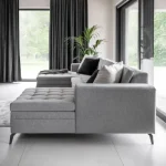 Kotna sedežna garnitura VENOM je odlična garnitura po odlični ceni. Sedežna se raztegne v dodatno ležišče z delfin mehanizmom. Dizajn, kateri vas bo