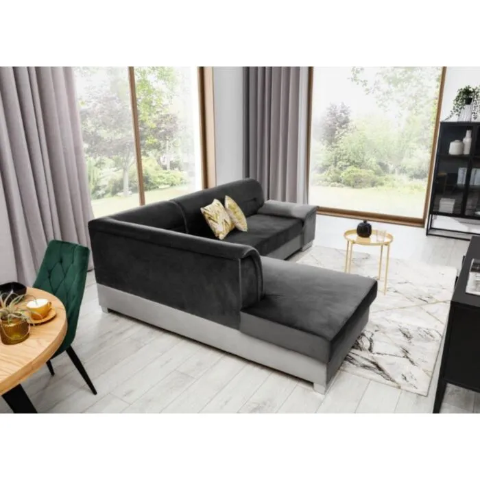 Kotna sedežna garnitura VERY 4 Kotna sedežna garnitura VERY 4 . Kotna sedežna garnitura VERY 4 je odlična garnitura po odlični ceni. Izdelana je v kombinciji blaga ter umetnega usnja.