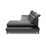 Kotna sedežna garnitura VRTNICA . Kotna sedežna garnitura VRTNICA je edinstvenega dizajna ter modernega videza. Opremljena je z nogicami iz črne kovine,