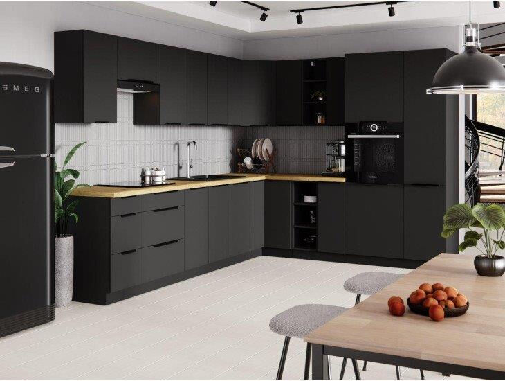 Kuhinjski blok SAŠA 315 x 250 cm je kuhinja v črni mat barvi. Kuhinja je izdelana iz oplemenitenih ivernih plošč debeline 16 mm in je oblečena v