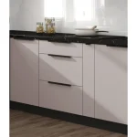 Kuhinjski blok SINDI 260 x 300 cm je kuhinja v kombinaciji kašmir, oreh in črne barve. Kuhinja je izdelana iz oplemenitenih ivernih plošč debeline 16