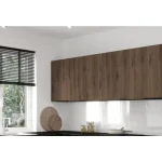 Kuhinjski blok SINDI 260 x 300 cm je kuhinja v kombinaciji kašmir, oreh in črne barve. Kuhinja je izdelana iz oplemenitenih ivernih plošč debeline 16