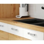 Kuhinja TISA 350 . Kuhinjski blok TISA 350 cm je dobavljiv v več barvah. Debelina delovnega pulta je 28 mm. Kuhinja je izdelana iz oplemenitenih ivernih