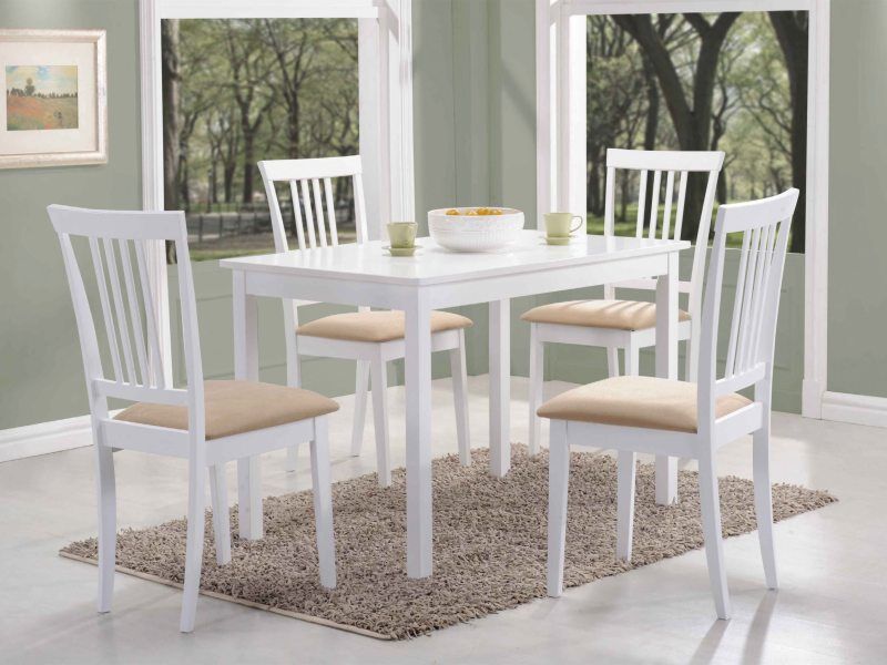 Kuhinjska jedilna miza FORD Kuhinjska jedilna miza FORD, je klasičnega dizajna zato se bo podala v vsako jedilnico. Miza je kvalitetna ter stabilna. Mizna plošča je izdelana iz MDF,