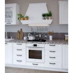 Kuhinjski blok EMA . Kuhinja EMA je moderna, rustikalna in kvalitetno narejena kuhinja. Dobavljiva je v beli barvi. Kuhinja ima mehko zapiranje predalov in