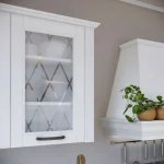 Kuhinjski blok EMA 2 . Kuhinja EMA 2 je moderna, rustikalna in kvalitetno narejena kuhinja. Dobavljiva je v beli barvi. Kuhinja ima mehko zapiranje predalov in