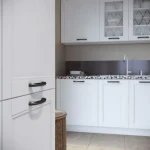 Kuhinjski blok EMA . Kuhinja EMA je moderna, rustikalna in kvalitetno narejena kuhinja. Dobavljiva je v beli barvi. Kuhinja ima mehko zapiranje predalov in