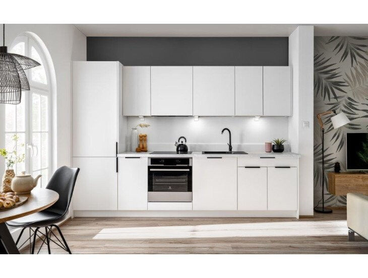 Kuhinjski blok JAGODA bela 300 cm + NAPA je modernega dizajna v beli mat barvi. Stranice so narejene iz laminirane plošče debeline 16 mm, fronte pa