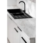 Kuhinjski blok JAGODA bela 240 + NAPA . Kuhinjski blok JAGODA bela 240 cm + NAPA je modernega dizajna v beli mat barvi. Stranice so narejene iz laminirane