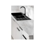 Kuhinjski blok JAGODA 240 cm z vgradnimi aparati, je modernega dizajna v beli mat barvi. Stranice so narejene iz laminirane plošče debeline 16 mm, fronte