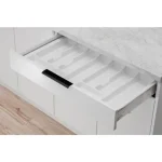 Kuhinjski blok JAGODA 240 cm z vgradnimi aparati, je modernega dizajna v beli mat barvi. Stranice so narejene iz laminirane plošče debeline 16 mm, fronte