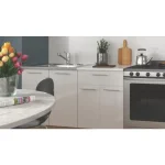 Kuhinjski blok NAJA 260 cm je dobavljiv v bela sijaj/sonoma barvi. Korpusi so iz laminirane plošče debeline 16 mm. Laminirane plošče so najpogosteje