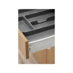 Kuhinjski blok PATRICIA 300 z vgradnimi aparati . Kuhinjski blok PATRICIA 300 cm z vgradnimi aparati, je modernega dizajna v hrast / kašmir barvi. Stranice so