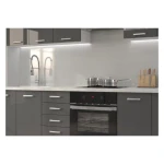 Kuhinjski blok SONJA 260 cm . Kuhinjski blok SONJA 260 cm je dobavljiva v belo sivi kombinaciji. Korpusi so iz laminirane plošče debeline 18 mm. Vrata