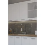 Kuhinjski blok STELLA 260cm . Kuhinjski blok STELLA 260 cm je dobavljiva v beli mat barvi. Debelina delovnega pulta je 28 mm. Kuhinja je izdelana iz