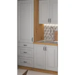 Kuhinjski blok STIL 240 . Kuhinjski blok STIL 240 cm je dobavljiva v beli barvi. Debelina delovnega pulta je 38 mm. Kuhinja je izdelana iz oplemenitenih