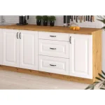 Kuhinjski blok STIL 260 cm je dobavljiva v beli barvi. Debelina delovnega pulta je 38 mm. Fronte kuhinje imajo MDF rob. Kuhinja je izdelana iz oplemenitenih