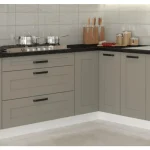 Kuhinjski blok TAJA 210 x 350 . Kuhinjski blok TAJA 210 x 350 cm je dobavljiva v taupe barvi. Debelina delovnega pulta je 38 mm. Fronte kuhinje imajo MDF rob.