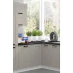 Kuhinjski blok TAJA 310 x 340 cm je dobavljiva v taupe barvi. Debelina delovnega pulta je 38 mm. Fronte kuhinje imajo MDF rob. Kuhinja je izdelana iz