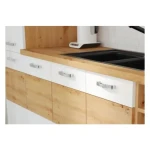 Kuhinjski blok TISA 250 . Kuhinjski blok TISA 250 cm je dobavljiv v več barvah. Debelina delovnega pulta je 28 mm. Kuhinja je izdelana iz oplemenitenih