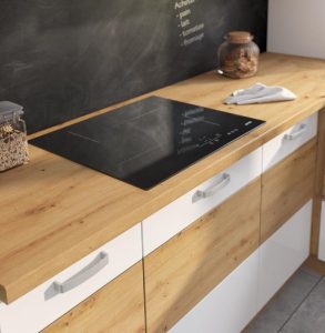 Kuhinjski blok TISA 250 cm je dobavljiv v več barvah. Debelina delovnega pulta je 28 mm. Kuhinja je izdelana iz oplemenitenih ivernih plošč debeline 16