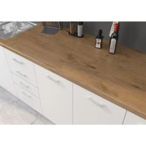 Kuhinjski pult HRAST . Kuhinjski pult HRAST je dobro odporen na zunanje dejavnike, kot so praske, tekočine, udarci in toplota. Debelina plošče je 28 mm.