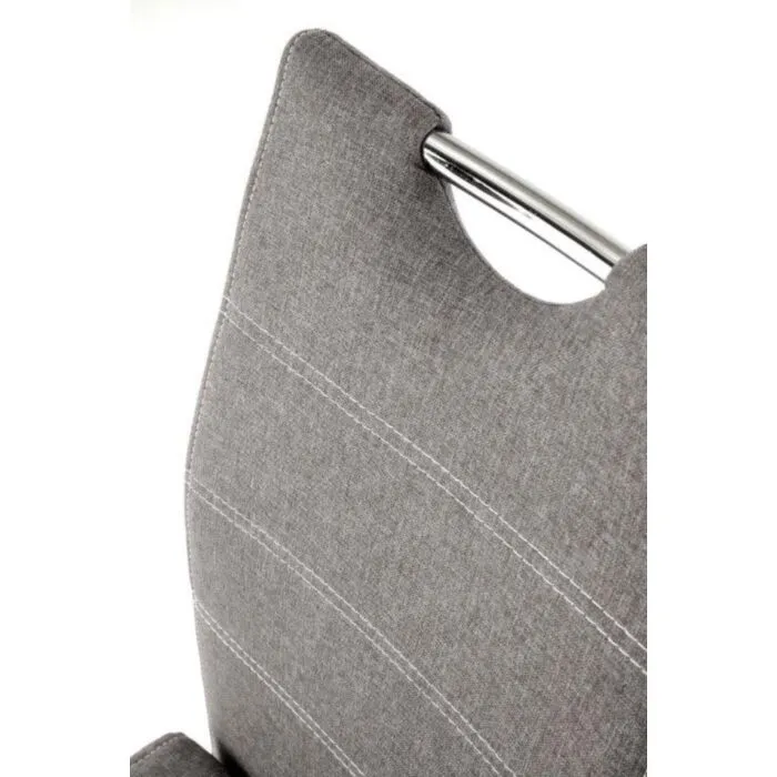 Kuhinjski stol CHIBA Kuhinjski stol CHIBA . Kuhinjski stol CHIBA je kvaliteten stilski stol, ki popestri vsako jedilnico. Podnožje je izdelano iz kovine v krom barvi. Sedišče in