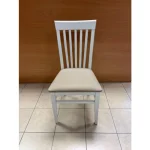 Masiven jedilni stol DEMETRA dobavljiv v beli barvi. Sedišče je iz blaga, nogice so lesene. Izdelan v EU. Dimenzija: - višina: 94 cm - globina: 54 cm -