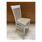 Masiven jedilni stol DEMETRA dobavljiv v beli barvi. Sedišče je iz blaga, nogice so lesene. Izdelan v EU. Dimenzija: - višina: 94 cm - globina: 54 cm -