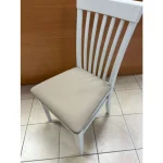 Masiven jedilni stol DEMETRA dobavljiv v beli barvi. Sedišče je iz blaga, nogice so lesene. Izdelan v EU. Dimenzija: - višina: 94 cm - globina: 54 cm -