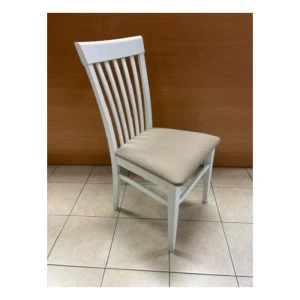 Kuhinjski stol DEMETRA - s . Masiven jedilni stol DEMETRA dobavljiv v beli barvi. Sedišče je iz blaga, nogice so lesene. Izdelan v EU. Dimenzija: - višina: