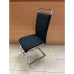 Kuhinjski stol FIA 2 - s . Kuhinjski stol FIA 2 je kvaliteten in eleganten. Oblazinjeno naslonjalo je narejeno iz tkanine v črni barvi, katero nudi udobje.