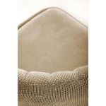 Kuhinjski stol KIMI - bež . Kuhinjski stol KIMI bež, je eleganten stol, ki s svojim dizajnom popestri vaš prostor. Stol je oblazinjen v temno bež blago,