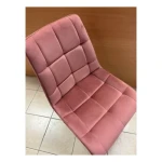 Kuhinjski stol LARA roza - s . Moderen stol LARA roza - s bo poživel vsako jedilnico. Dobiti ga je možno v več barvah velvet tkanine. Tanke noge iz kovine v