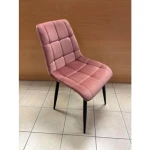 Kuhinjski stol LARA roza - s . Moderen stol LARA roza - s bo poživel vsako jedilnico. Dobiti ga je možno v več barvah velvet tkanine. Tanke noge iz kovine v