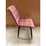 Kuhinjski stol LARA roza - s . Moderen stol LARA roza - s bo poživel vsako jedilnico. Dobiti ga je možno v več barvah velvet tkanine. Tanke noge iz kovine v