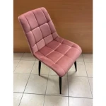 Kuhinjski stol LARA roza - s . Moderen stol LARA roza - s bo poživel vsako jedilnico. Dobiti ga je možno v več barvah velvet tkanine. Tanke noge iz kovine v