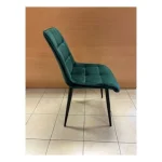 Moderen stol LARA bo poživel vsako jedilnico. Dobiti ga je možno v več barvah velvet tkanine. Tanke noge iz kovine v črni mat barvi dodajo pridih